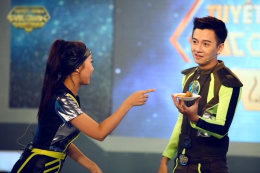 
	
	Cuộc thi đấu diễn ra hết sức quyết liệt với sự giúp đỡ của MC điển trai Ngô Kiến Huy.